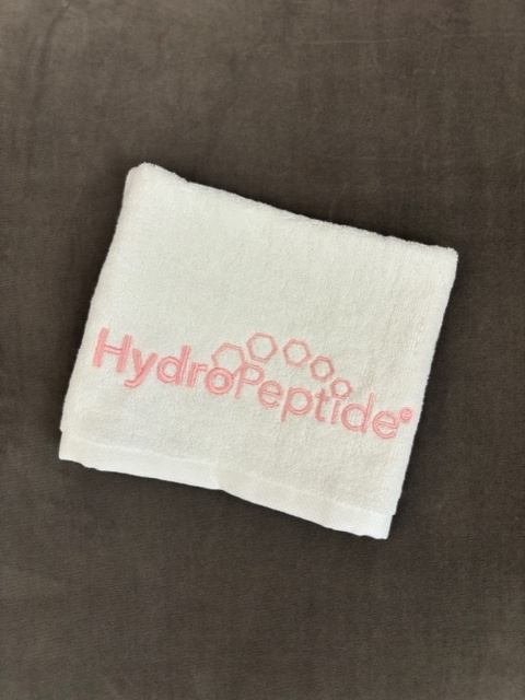 Malý bavlnený uterák Hydropeptide biely s ružovou výšivkou 35x35 cm<br>Towel Hydropeptide small white, pink sign 